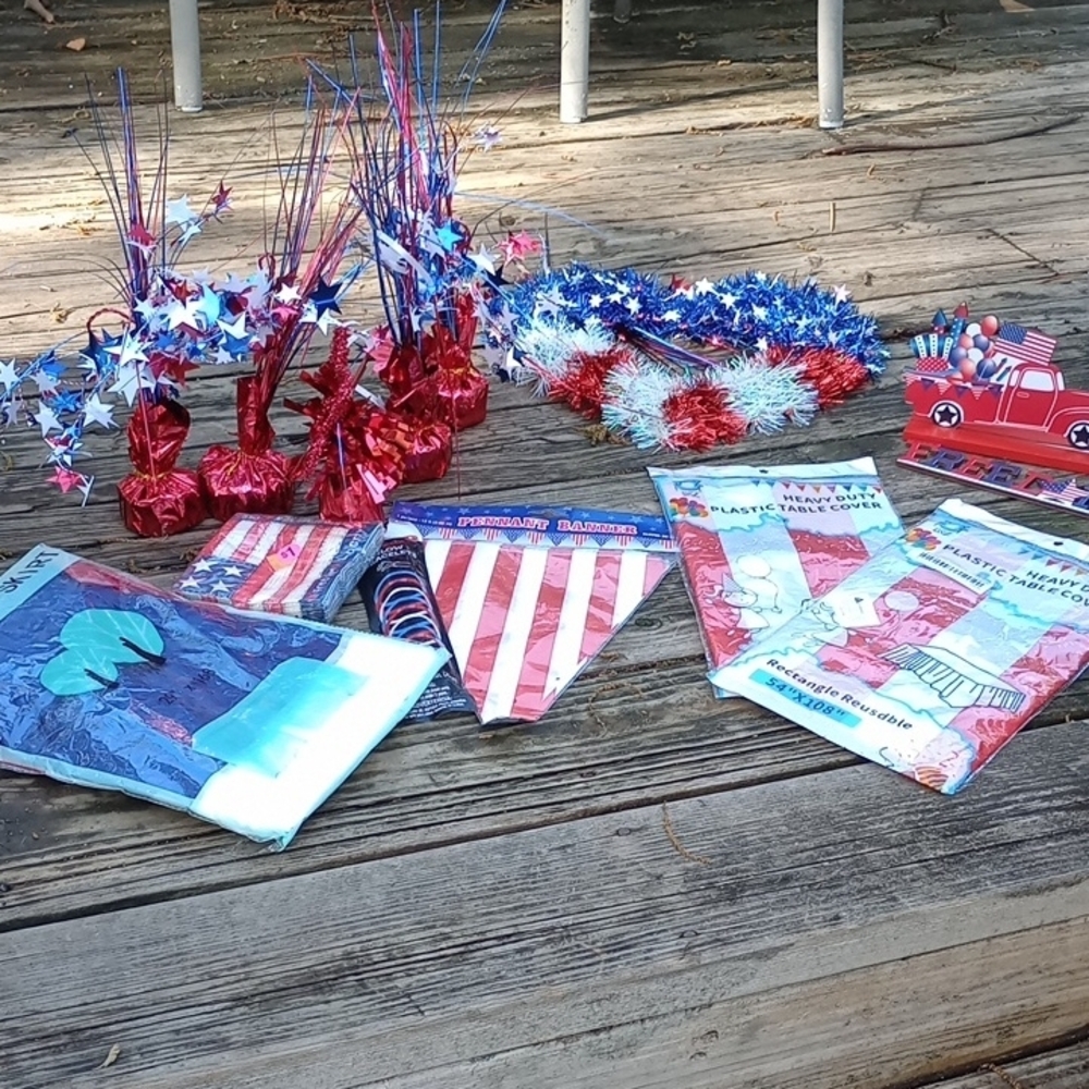 Red and White Party Decorations Set